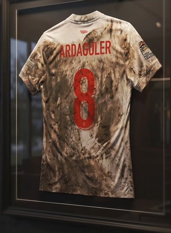 ReallRMadridTR's tweet photo. ❗️ Arda Güler bu tişörtü çerçeveletmişti, Karadağ'a karşı kaybettikleri maçtan kalma.

Kaybetmenin ne kadar kötü olduğunu kendine hatırlatmak için.

Sizce İtalya maçı içinde böyle birşey gelirmi? https://t.co/P6019gktPG
