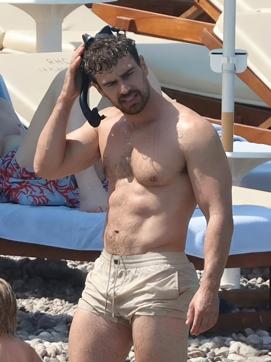 dorawhite47's tweet photo. Theo James 

Spotted Shirtless at the Beach in Taormina, Sicily.... https://t.co/VvdyTpIyYC
