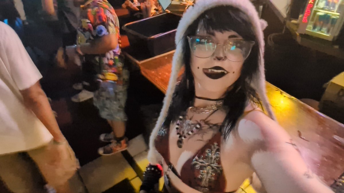 jennLumm's tweet photo. Went to rave https://t.co/8nZ3MGF0fE