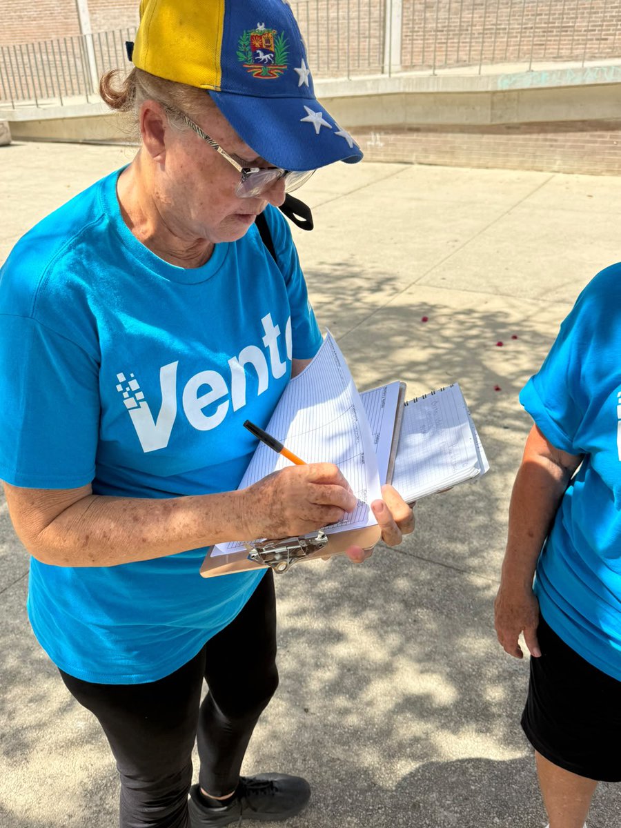 vente_mundo's tweet photo. 📍🇲🇽🇻🇪 Desde Cancún seguimos organizándonos.
Nuestro equipo realizó una jornada de captación de voluntarios para crecer, fortalecer nuestra organización y prepararnos para lo que viene.🗳️
Cada persona suma. ¡Seguimos, por Venezuela #HastaElFinal! https://t.co/Euo8jHNvk3