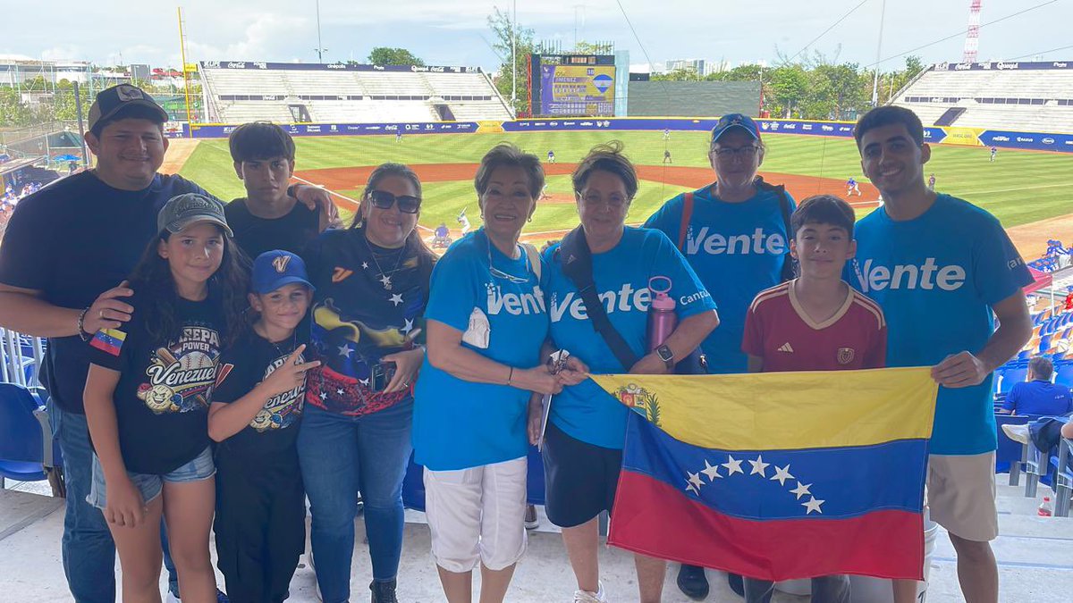 vente_mundo's tweet photo. 📍🇲🇽🇻🇪 Desde Cancún seguimos organizándonos.
Nuestro equipo realizó una jornada de captación de voluntarios para crecer, fortalecer nuestra organización y prepararnos para lo que viene.🗳️
Cada persona suma. ¡Seguimos, por Venezuela #HastaElFinal! https://t.co/Euo8jHNvk3