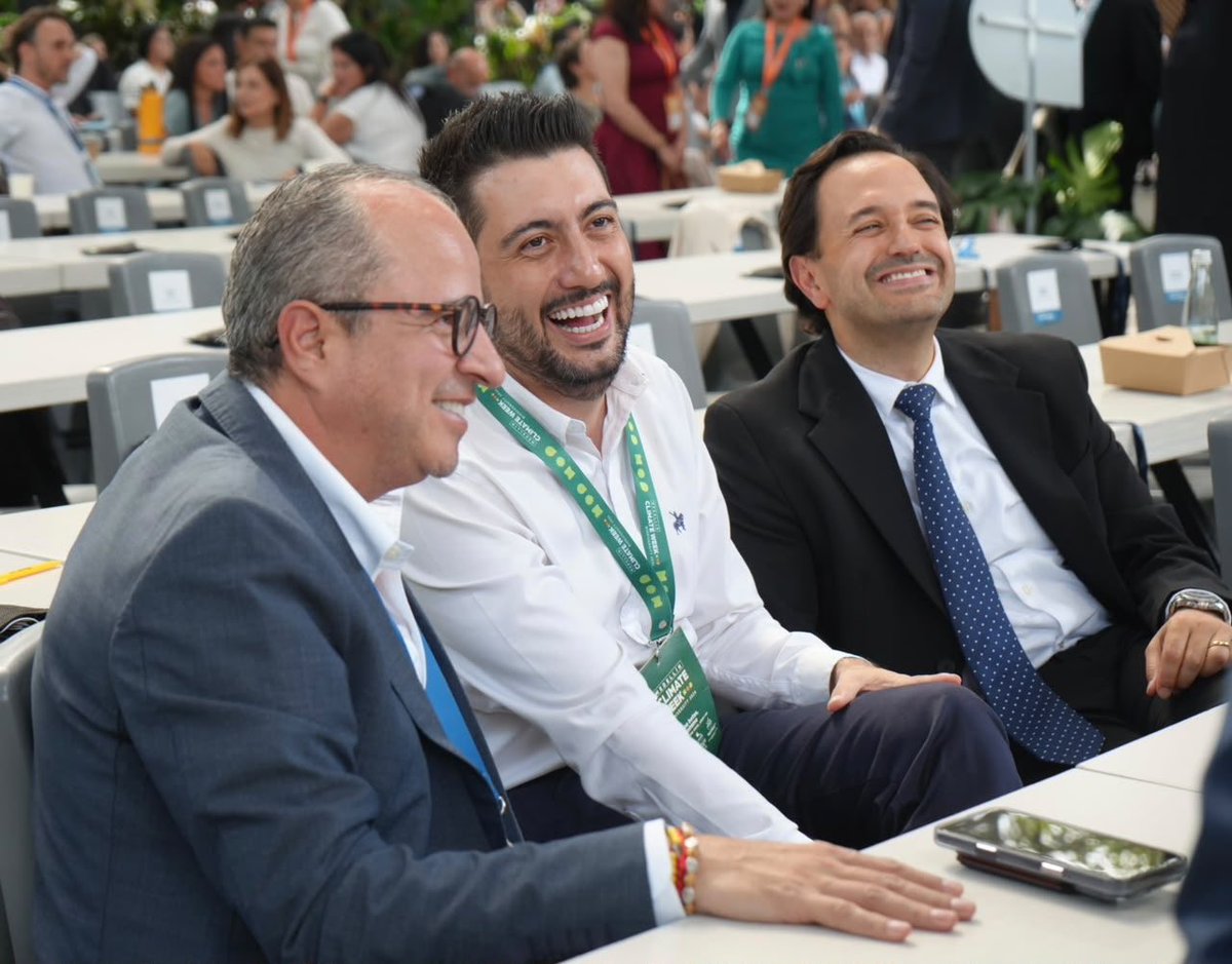 Juan_EspinalR's tweet photo. #NoParamos 

Grato encuentro con @DiegoMesaP en el Climate Week Medellín. https://t.co/pqw8P2O92N