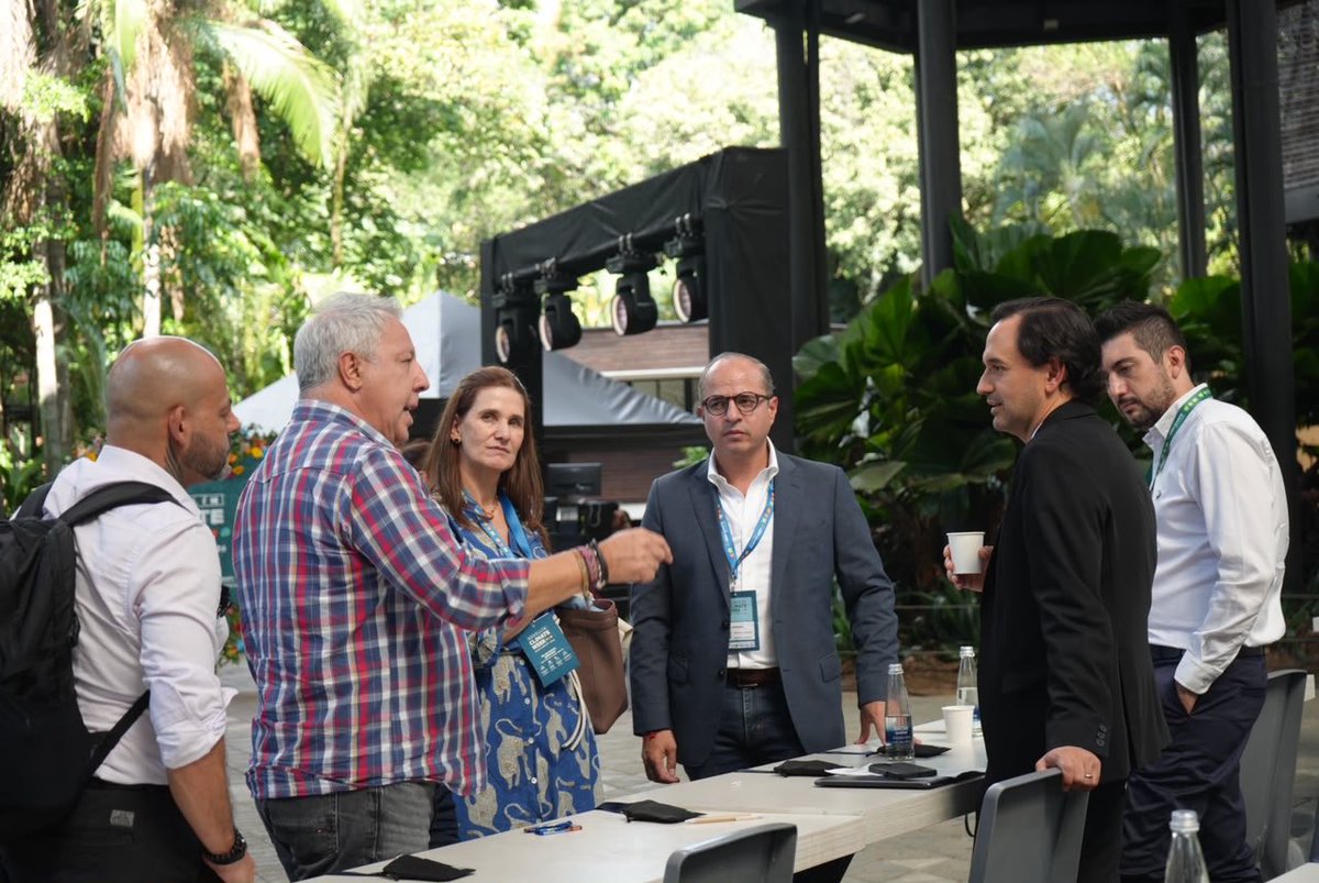 Juan_EspinalR's tweet photo. #NoParamos 

Grato encuentro con @DiegoMesaP en el Climate Week Medellín. https://t.co/pqw8P2O92N