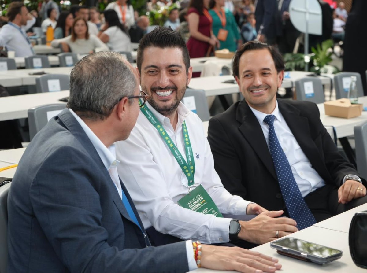 Juan_EspinalR's tweet photo. #NoParamos 

Grato encuentro con @DiegoMesaP en el Climate Week Medellín. https://t.co/pqw8P2O92N