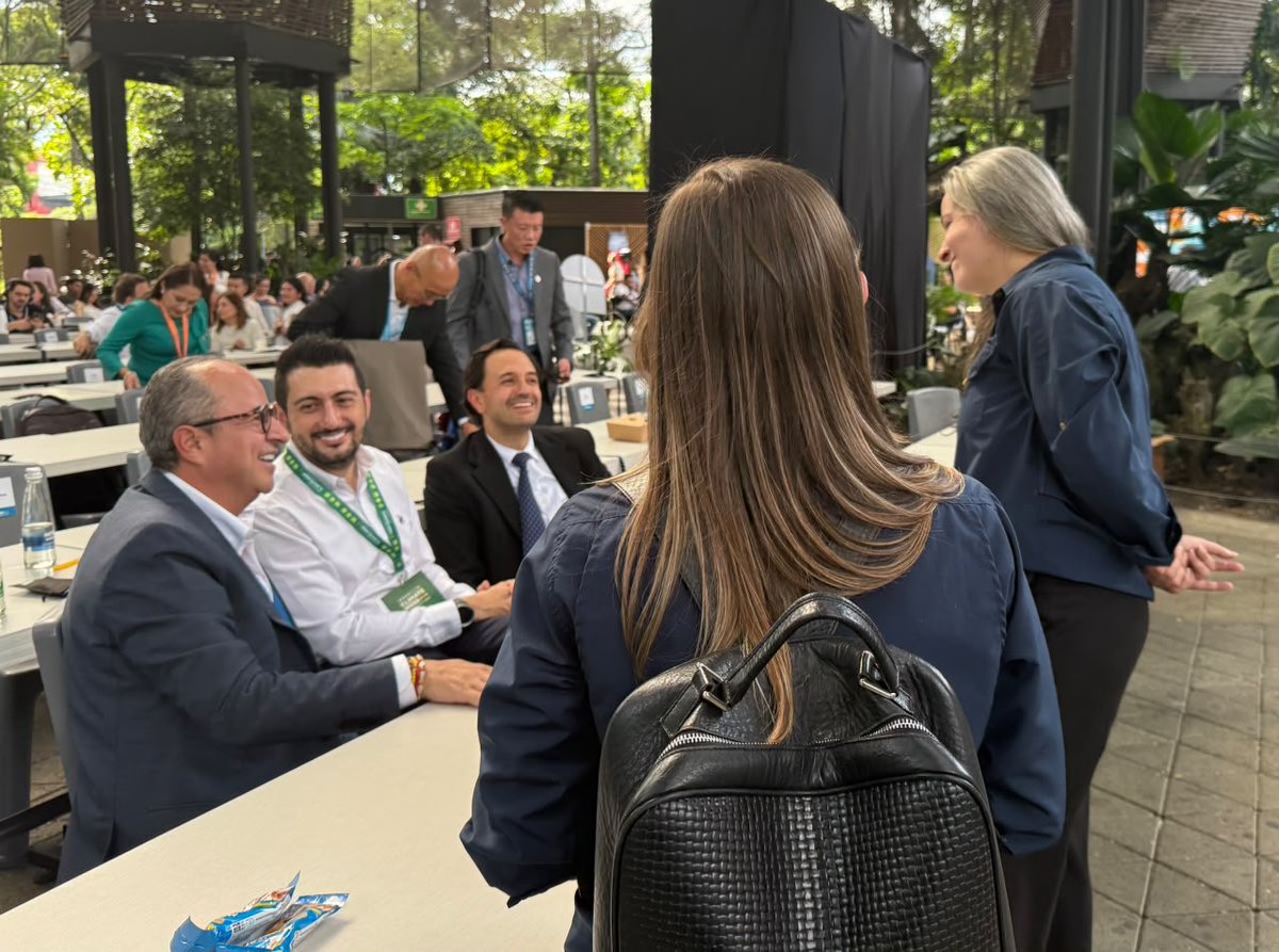 Juan_EspinalR's tweet photo. #NoParamos 

Grato encuentro con @DiegoMesaP en el Climate Week Medellín. https://t.co/pqw8P2O92N