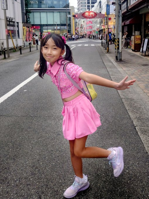 Awakend_Citizen's tweet photo. 【心筋炎】

つい一週間ほど前まではこんな元気な姿を見せていたのに…

9月20日
定期公演のステージに立ち
「今日もありがとうゴザルました
たのちかった♡」

と元気に投稿
そのわずか5日後

9月25日午前4時ごろ
「インフルエンザ罹患に伴う心筋炎」で死去

8歳

家族が最後に残した言葉
「琉七の人生の1/3がアイドルでした」

御冥福をお祈りします

心筋炎…