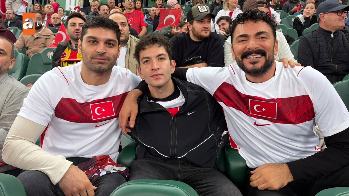 altiustuistdizi's tweet photo. Altı Üstü İstanbul ekibi tribünden destekte! 🇹🇷

#AltıÜstüİstanbul @atvcomtr https://t.co/KiJJpItEZ2