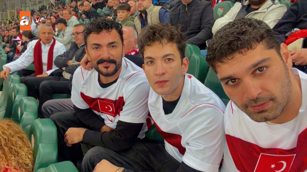 altiustuistdizi's tweet photo. Altı Üstü İstanbul ekibi tribünden destekte! 🇹🇷

#AltıÜstüİstanbul @atvcomtr https://t.co/KiJJpItEZ2