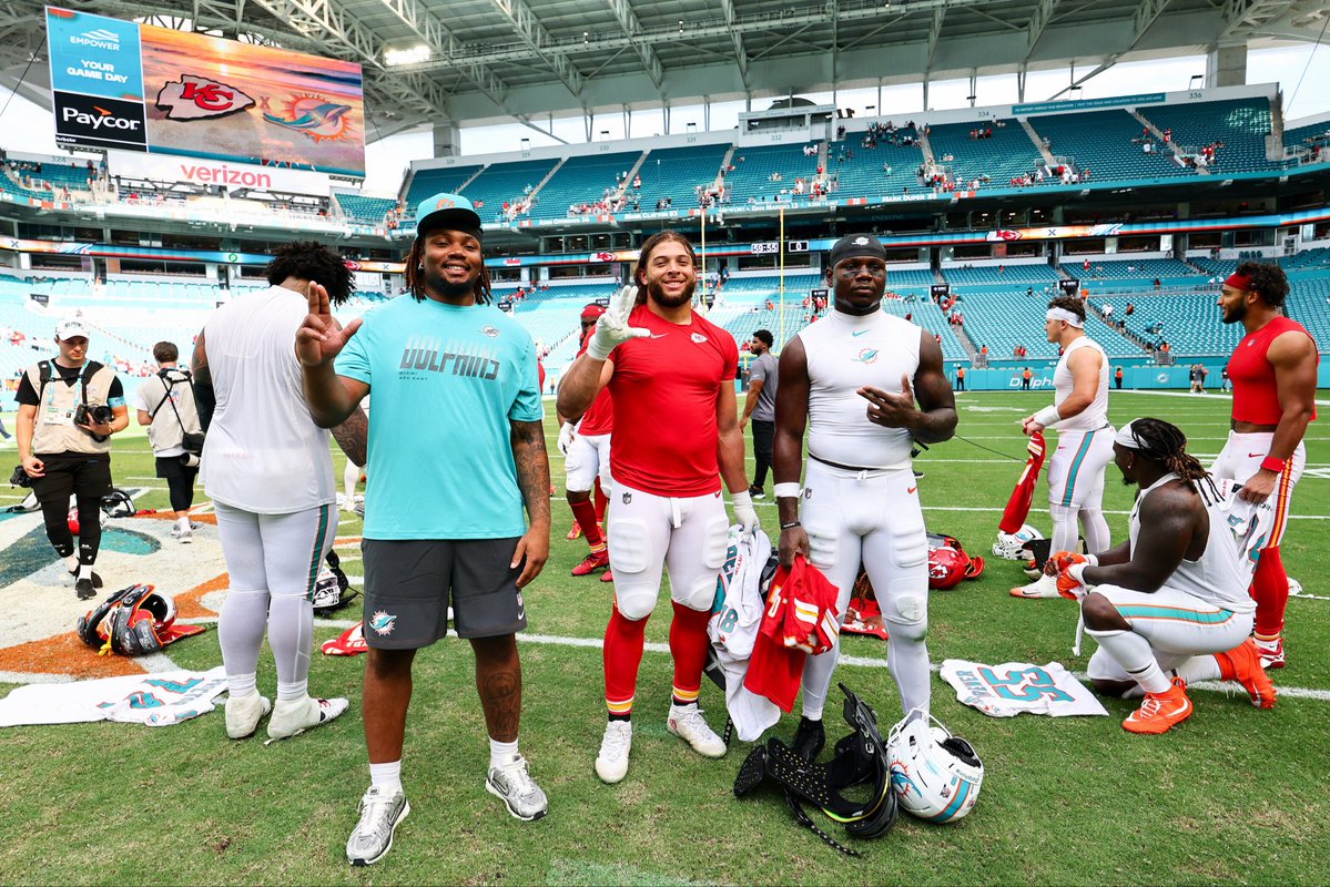 VGillotte's tweet photo. Louisville Cardinals for life!!! ❤️🖤
#L1C4 #nfl 
@LouisvilleFB @GoCards https://t.co/MyBj5NRY4I