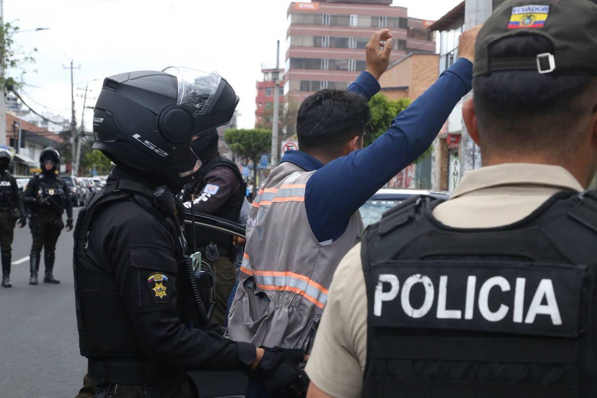 JohnReimberg's tweet photo. Esta tarde, junto a Policía Nacional y la subsecretaría de Migración del MDI, estuvimos en el sector de la Universidad Central, cumpliendo con las disposiciones del Presidente Daniel Noboa, en la ejecución de un operativo de control de espacio público y migración. Asimismo, la intendencia de Policía llevó a cabo una clausura a un local que no contaba con los permisos respectivos.

Operativo en desarrollo.