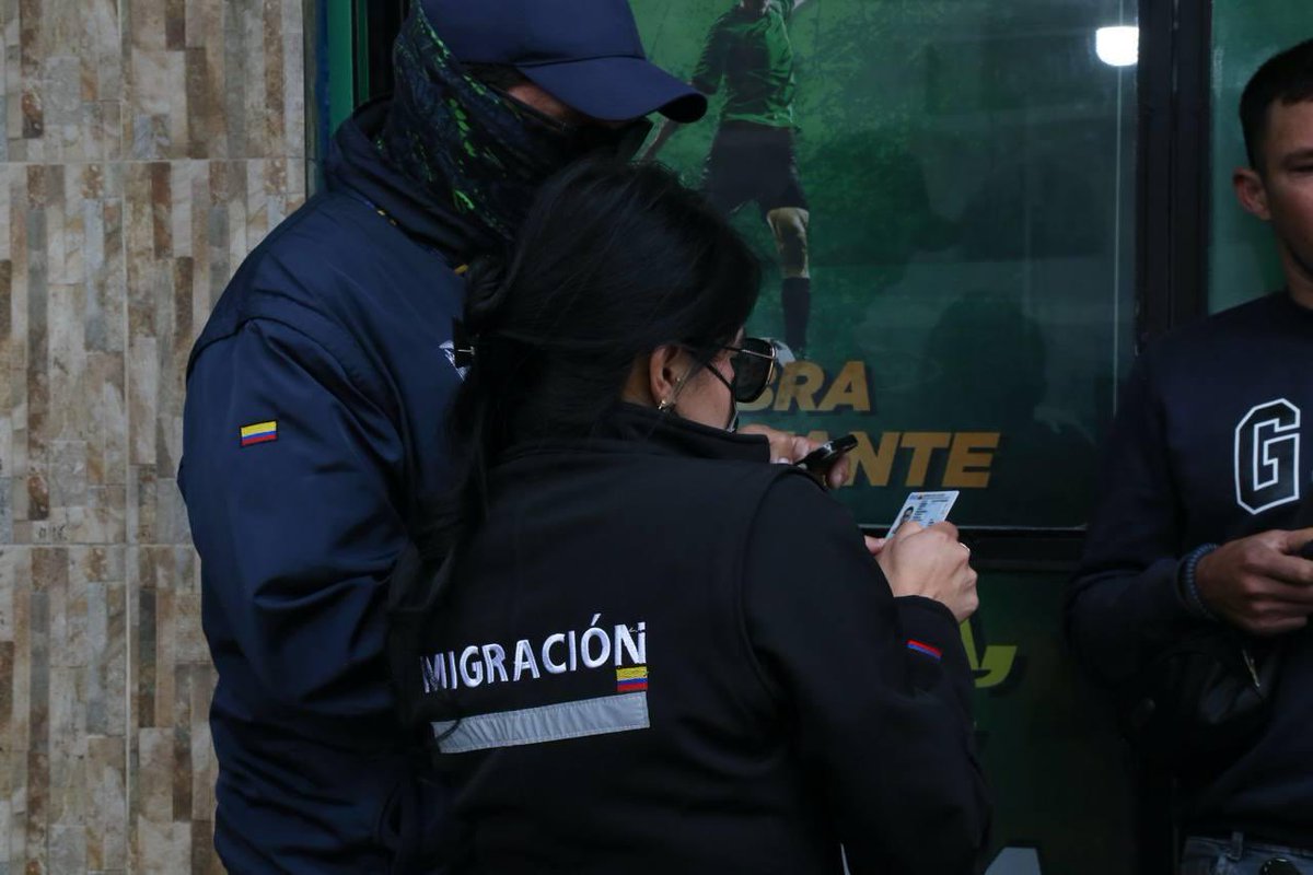 JohnReimberg's tweet photo. Esta tarde, junto a Policía Nacional y la subsecretaría de Migración del MDI, estuvimos en el sector de la Universidad Central, cumpliendo con las disposiciones del Presidente Daniel Noboa, en la ejecución de un operativo de control de espacio público y migración. Asimismo, la intendencia de Policía llevó a cabo una clausura a un local que no contaba con los permisos respectivos.

Operativo en desarrollo.