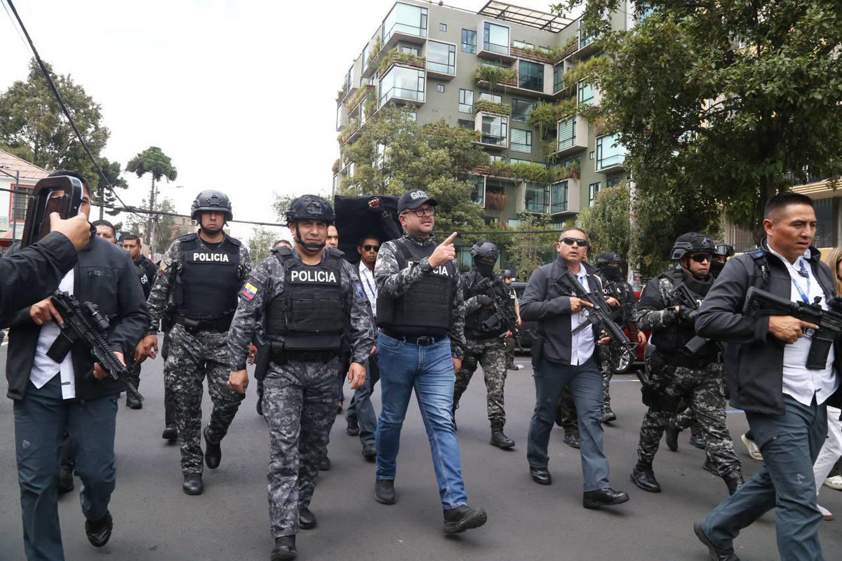 JohnReimberg's tweet photo. Esta tarde, junto a Policía Nacional y la subsecretaría de Migración del MDI, estuvimos en el sector de la Universidad Central, cumpliendo con las disposiciones del Presidente Daniel Noboa, en la ejecución de un operativo de control de espacio público y migración. Asimismo, la intendencia de Policía llevó a cabo una clausura a un local que no contaba con los permisos respectivos.

Operativo en desarrollo.