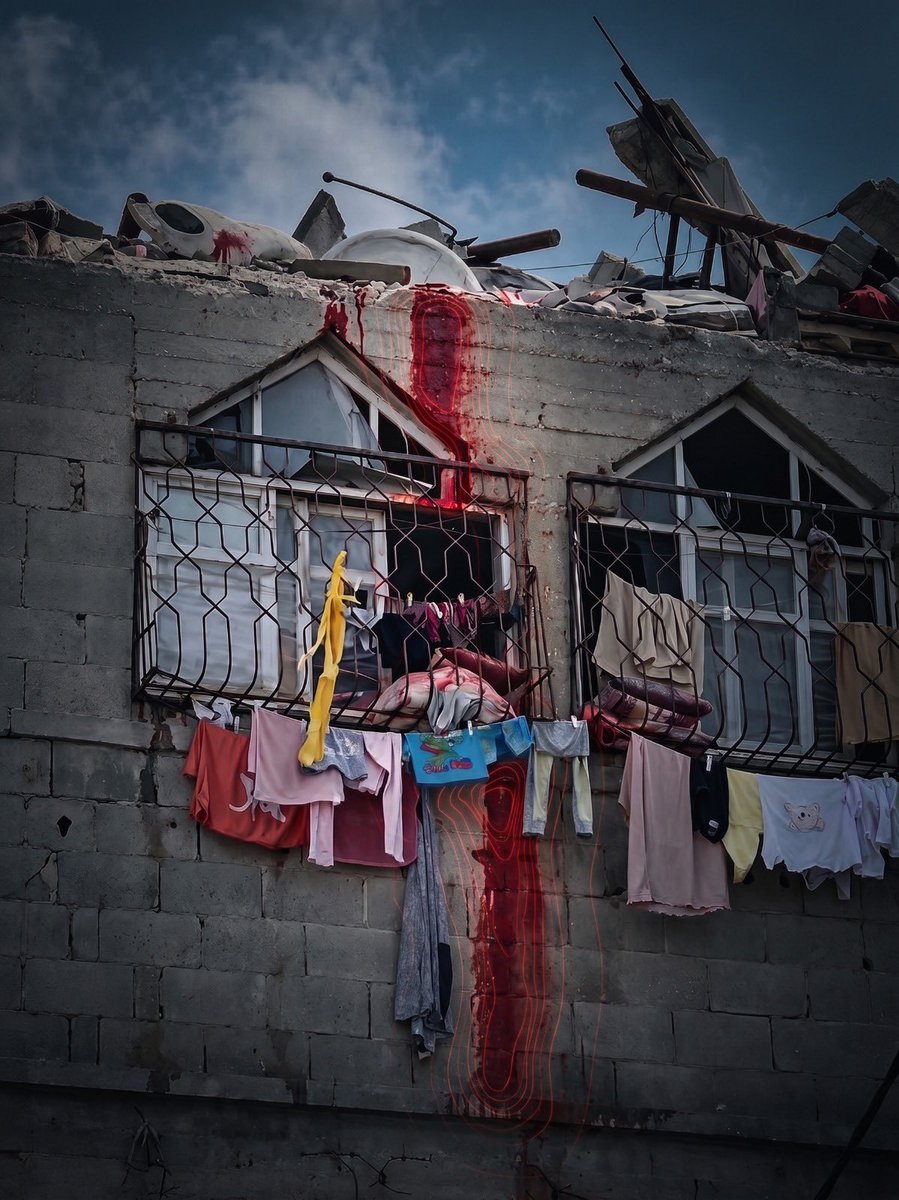 mohammedhaniya's tweet photo. هذا الدم الذي ترونه على الجدار كان قبل القصف يجري في عروق عروسين، وفي جسد أمٍّ تحمل طفلها الأول في شهره السابع.

فوق سطح المنزل، كانت لهما غرفة صغيرة؛ ليست أكثر من أربعة جدران، لكنها كانت بالنسبة إليهما بيتًا كاملًا، وبداية عمر، ومكانًا ينتظر أن يسمع بعد شهرين بكاء مولودهما الأول.

لكن القصف وصل قبل الطفل.

استشهدت العروس وجنينها في أحشائها، وأصيب زوجها، وسالت دماؤهما على جدران البيت الذي كانا يعدّانه لاستقبال الحياة.

لم يبقَ من الحلم سرير طفل، ولا أمّ تنتظر الولادة، ولا عروسان يعدّان الأيام..

بقي عريسٌ مصاب، ودمٌ على الحائط، وطفلٌ انتهت حكايته قبل أن تبدأ.

قالوا إن الإبادة توقفت
لكن في غزة، ما زال الموت يصل إلى البيوت قبل المواليد.