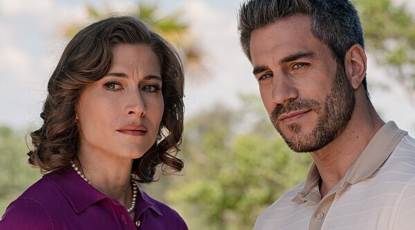 FormulaTV's tweet photo. Marta y Andrés reciben una emotiva despedida tras perder su trabajo en 'Sueños de libertad' https://t.co/mJX6kauDqa https://t.co/MjOqh9qdDh