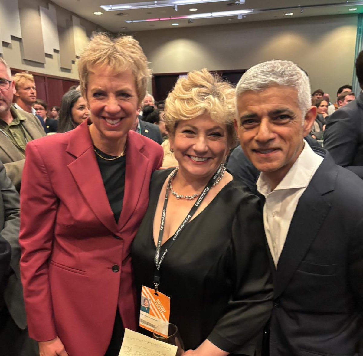 SadiqKhan's tweet photo. London’s Irish community is such an important part of the life and character of our city. The contribution Irish Londoners make - economically, culturally and socially - is enormous.

Such a brilliant atmosphere at @labourirish tonight 🇮🇪 https://t.co/aakQhhV6ZL