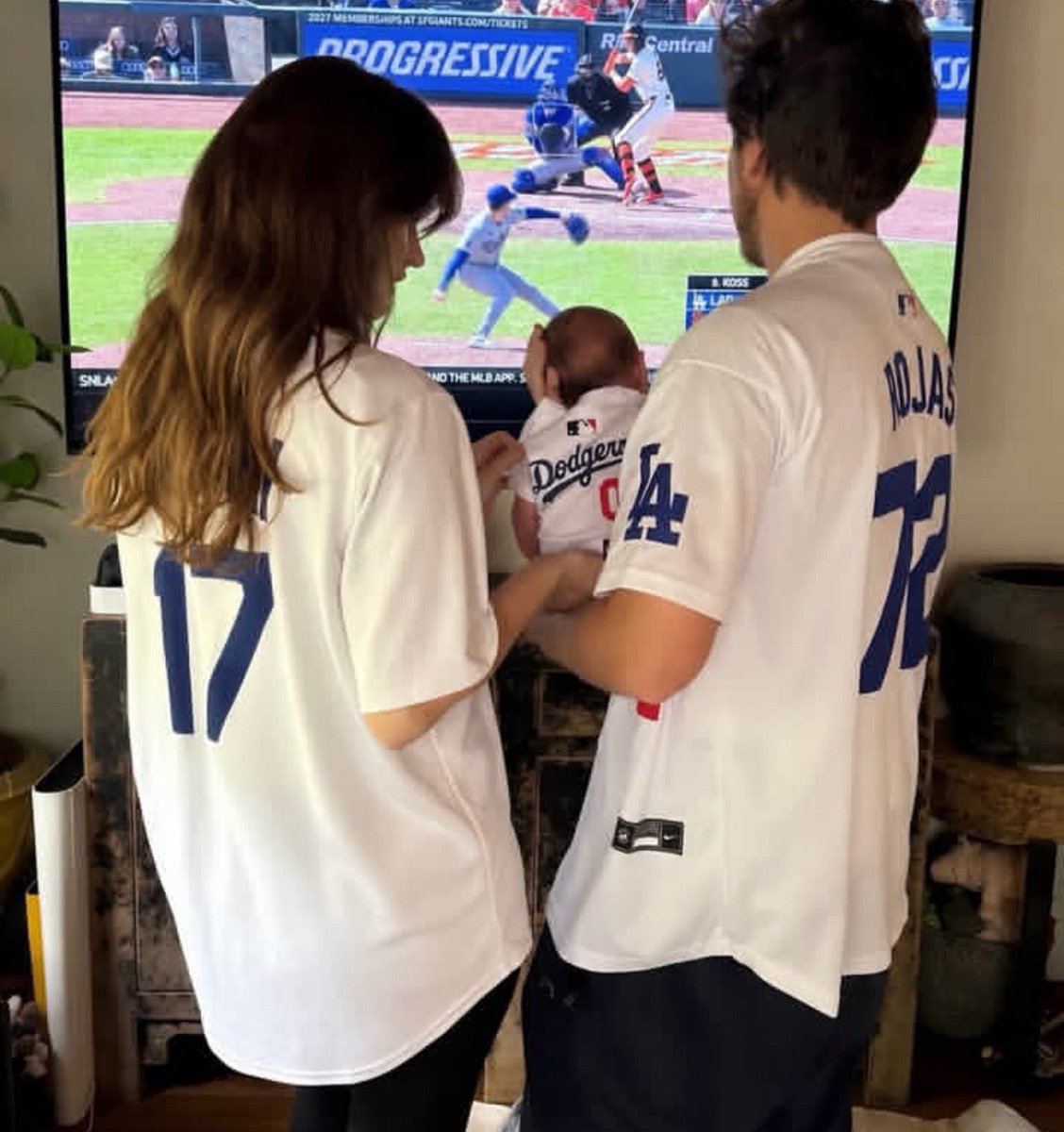 _Lesbian4Palvin's tweet photo. Nació la hija de Barbara Palvin y Dylan Sprouse ¡Oficialmente mis papás son una familia de tres! https://t.co/3xP0sE1p7d