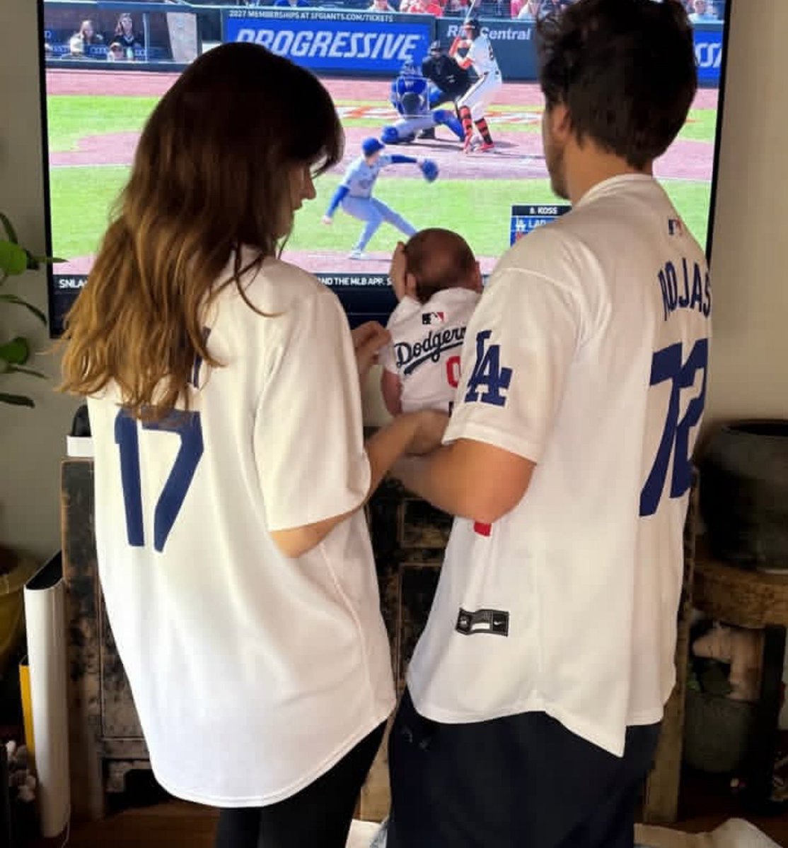 _Lesbian4Palvin's tweet photo. Nació la hija de Barbara Palvin y Dylan Sprouse ¡Oficialmente mis papás son una familia de tres! https://t.co/3xP0sE1p7d