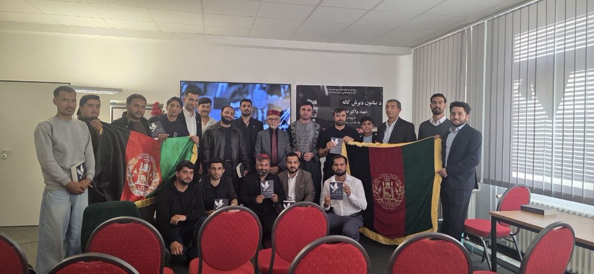 af_diaspora's tweet photo. نشست به مناسبت سی‌امین سالگرد درگذشت داکتر نجیب‌الله، رئیس‌جمهور اسبق افغانستان و برادرش جنرال احمدزی، از سوی هواداران جوان «حزب وطن» در شهر فرانکفورت آلمان برگزار شد.
در این برنامه که با حضور کادرهای پیشین حزب وطن، استادان دانشگاه، فعالان سیاسی، فرهنگی و اعضای جنبش‌های مدنی دایر گردید، سخنرانان به بررسی ابعاد مختلف تفکر سیاسی و تلاش‌های داکتر نجیب‌الله در راستای تحقق صلح پایدار در کشور پرداختند.
در ابتدای این نشست، پیام داکتر فتانه نجیب‌الله، همسر رئیس‌جمهور اسبق افغانستان، به خوانش گرفته شد.
در جریان این همایش، فقیر محمد ودان، سید سلیمان آشنا، ورانگه لونئ و آرین خیبر پیرامون اوضاع جاری، جایگاه تاریخی داکتر نجیب‌الله و ضرورت انسجام نیروهای ملی و دموکراتیک به ایراد سخن پرداختند.
همچنین ارتباط آنلاین با مراسم همزمانی که در شهر پاریس، پایتخت فرانسه جریان داشت، برقرار گردید.
امید فضلی، از برگزارکنندگان این همایش، در بیانیه پایانی ضمن تأکید بر لزوم هم‌گرایی فعالان سیاسی، خاطرنشان کرد که هیچ گروهی حق ندارد از نام و جایگاه داکتر نجیب‌الله برای لابی‌گری یا معامله‌گری با جریان‌های افراطی بهره‌برداری کند.
وی تأید کرد که مواضع این جریان بر محور تأمین حقوق اساسی شهروندان، به ویژه حقوق زنان و حفظ ارزش‌های ملی استوار است.
این نشست با دکلمه شعری از اکادمیسین سلیمان لایق و دعای خیر برای آینده کشور به پایان رسید.

#فرانکفورت #حزب_وطن #دکتر_نجیب_الله #AfghanDiaspora #ADN #afghandiasporagermany #سیاست_افغانستان
