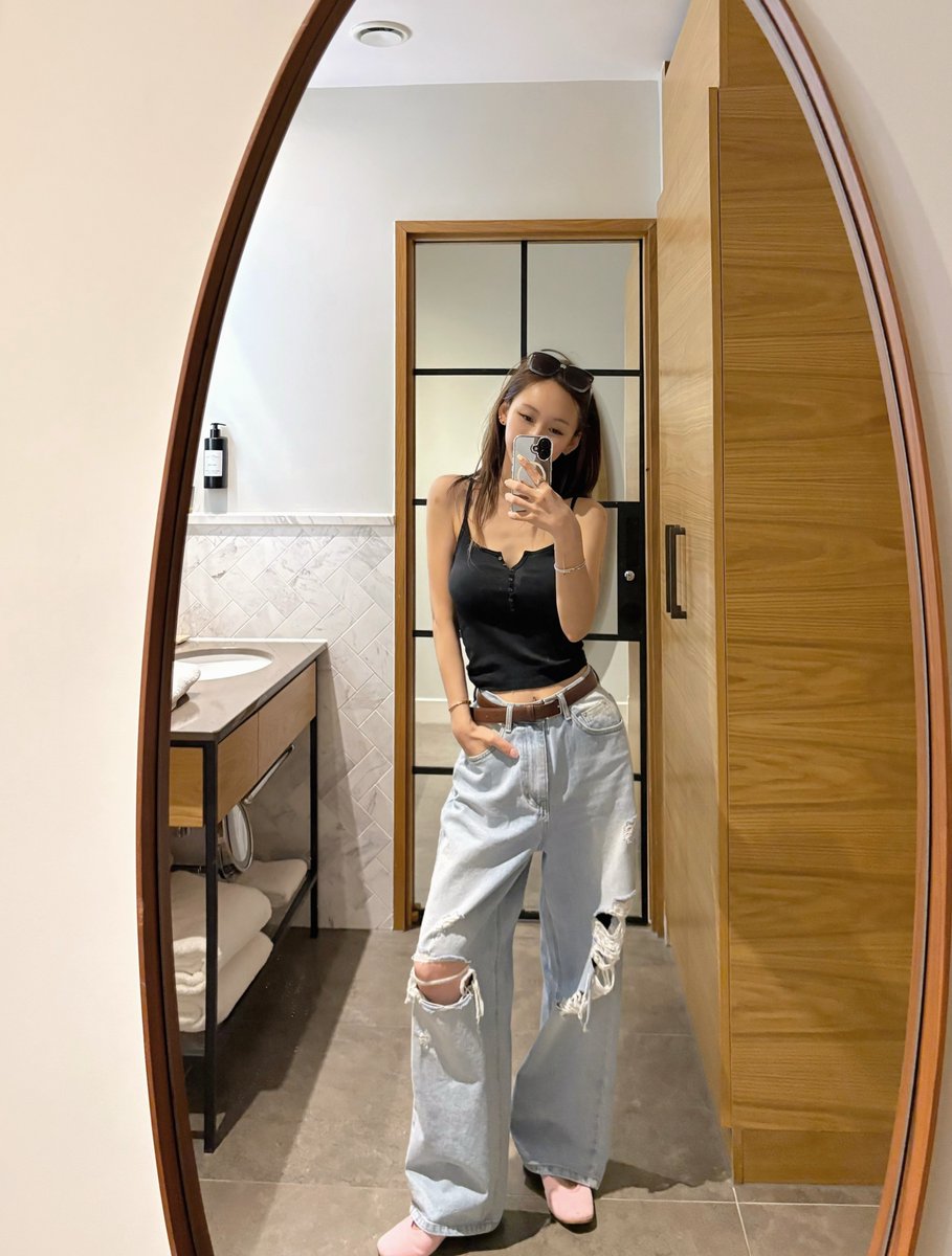 ClarkStucke's tweet photo. Dry, hot weather in London. Only £20 sunglasses at Camden Market. So yummy—soy milk. Penhaligon’s Empressa. This is my Day 2 OOTD. Day 1 OOTD. https://t.co/Ls477z57ny