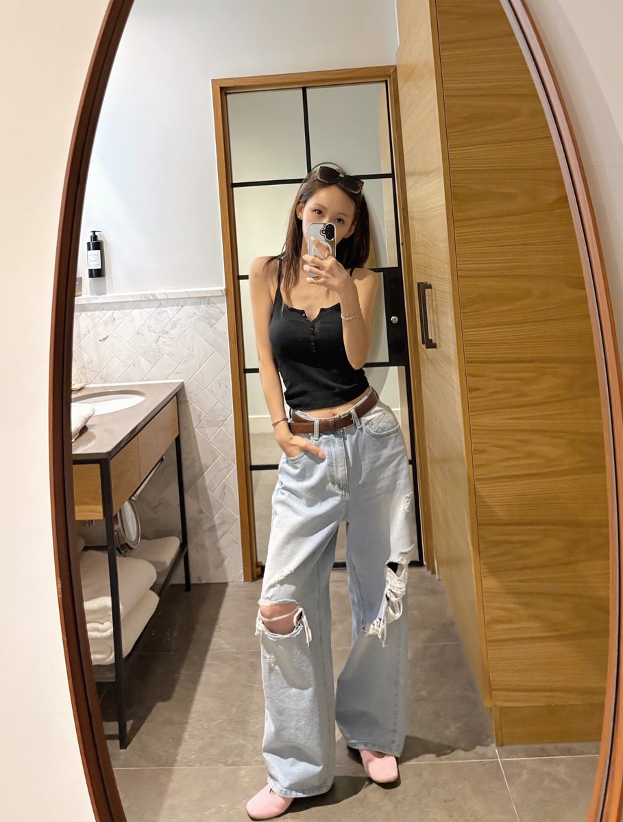 ClarkStucke's tweet photo. Dry, hot weather in London. Only £20 sunglasses at Camden Market. So yummy—soy milk. Penhaligon’s Empressa. This is my Day 2 OOTD. Day 1 OOTD. https://t.co/Ls477z57ny