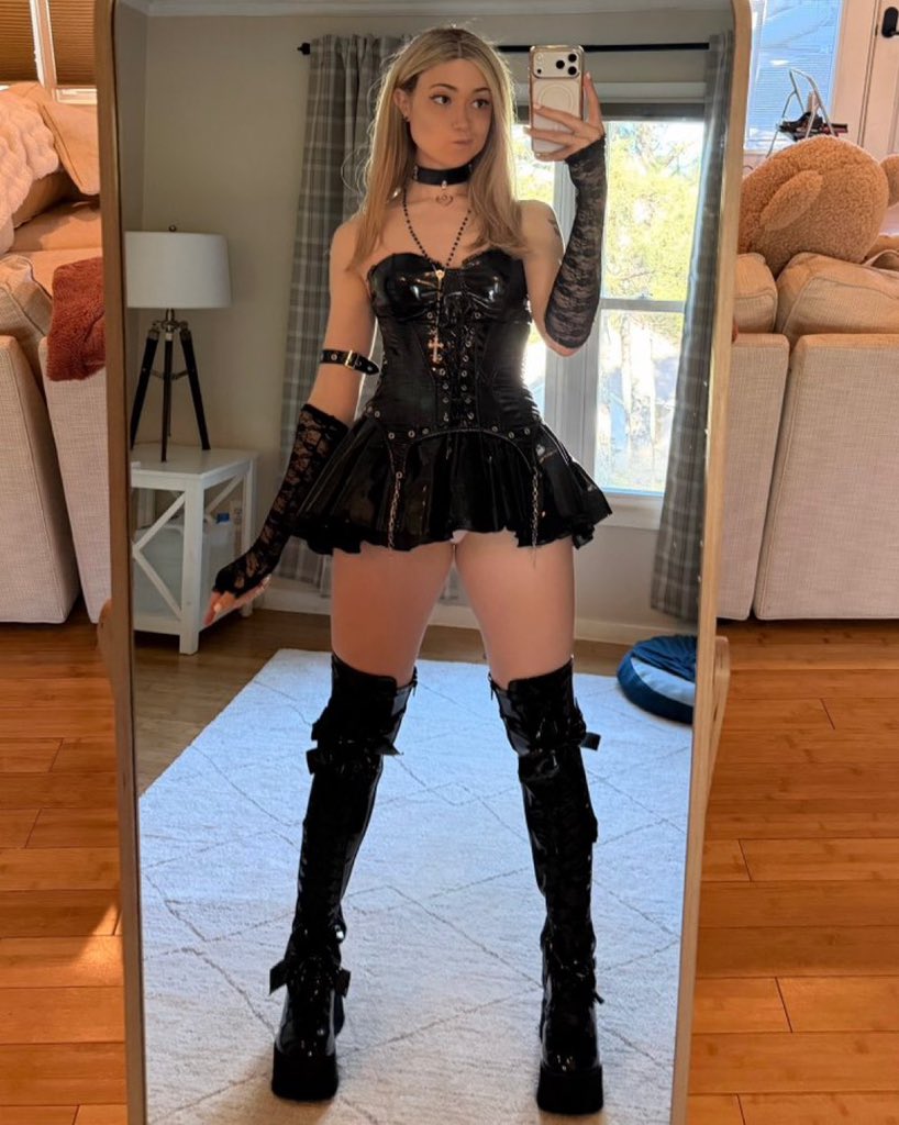 MichelleTxOtter's tweet photo. I was forced to dress up as a goth girl so what do you guy think? https://t.co/gsfaNCilHE