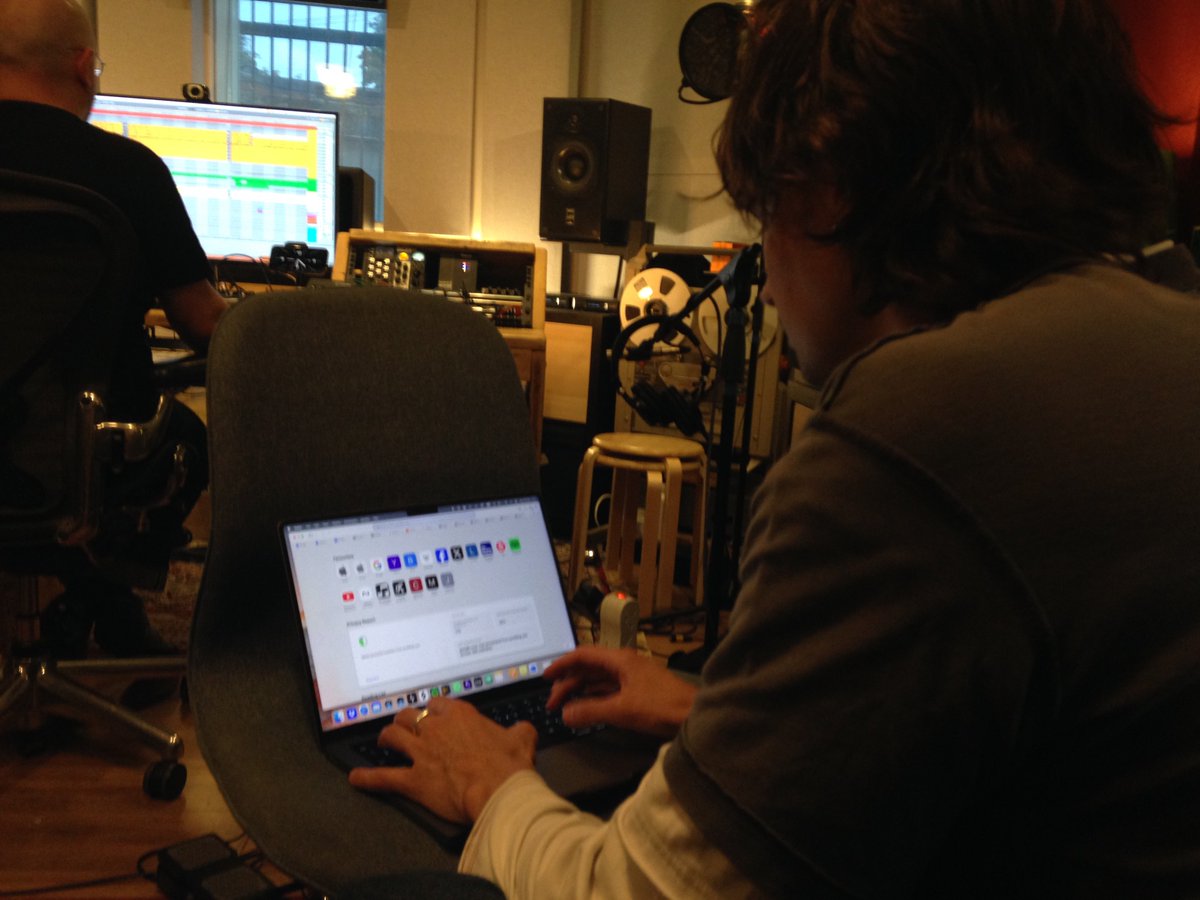 n4t4nya's tweet photo. getting the setlist together so i can do backflips on stage &amp; #stuff idk https://t.co/Doqz0l1G7P