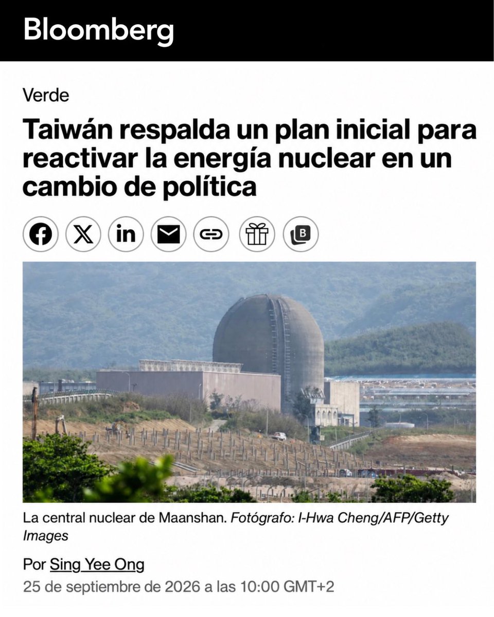 OperadorNuclear's tweet photo. Algunos llevamos años explicando que cerrar centrales nucleares que pueden seguir funcionando con seguridad es un suicidio energético para un país y el tiempo nos está dando la razón. Corea del Sur abandonó su política de reducción nuclear, Bélgica derogó su ley de salida, Suiza impulsa volver a permitir nuevas centrales y el canciller alemán Friedrich Merz reconoce que el abandono nuclear de Alemania fue un error y que lo lamenta. 

Ahora es Taiwán quien cambia de rumbo. La isla tuvo seis reactores en tres centrales, con unos 5 GW. Cuando funcionaban los seis llegaron a producir alrededor del 19-20% de su electricidad. Después se aplicó una política de abandono progresivo hasta apagar el último reactor, Maanshan 2, en mayo de 2025. 

¿Por qué reconsiderarlo poco después? Taiwán importa aproximadamente el 98% de su energía y su Ministerio de Economía prevé que la demanda eléctrica crezca alrededor de un 2,5% anual hasta 2035, impulsada entre otros factores por la industria de semiconductores, los centros de datos y la inteligencia artificial. El Gobierno cita expresamente la seguridad energética, la estabilidad del suministro y la reducción de emisiones entre sus objetivos. 

Taipower ha considerado viable recuperar Kuosheng y Maanshan. El regulador acaba de aprobar el plan de rearranque de Maanshan, cuyos dos reactores suman unos 1,9 GW, aunque todavía deberá completar inspecciones y obtener una nueva licencia antes de volver a generar electricidad. 

El Gobierno de España mantiene previsto cerrar sus siete reactores nucleares entre 2030 y 2035. Antes de ejecutar una decisión de consecuencias prácticamente irreversibles, convendría estudiar con atención qué está llevando a otros países a reconsiderar (e incluso revertir) sus propias políticas de abandono nuclear.

Si, pese a esas experiencias, el Ejecutivo insiste en seguir adelante con el cierre, no puedo evitar volver a formular la misma pregunta que planteé a Teresa Ribera antes de que me bloqueara en X: ¿qué oscuros intereses impulsan esta decisión?  https://t.co/UdKomHwimo