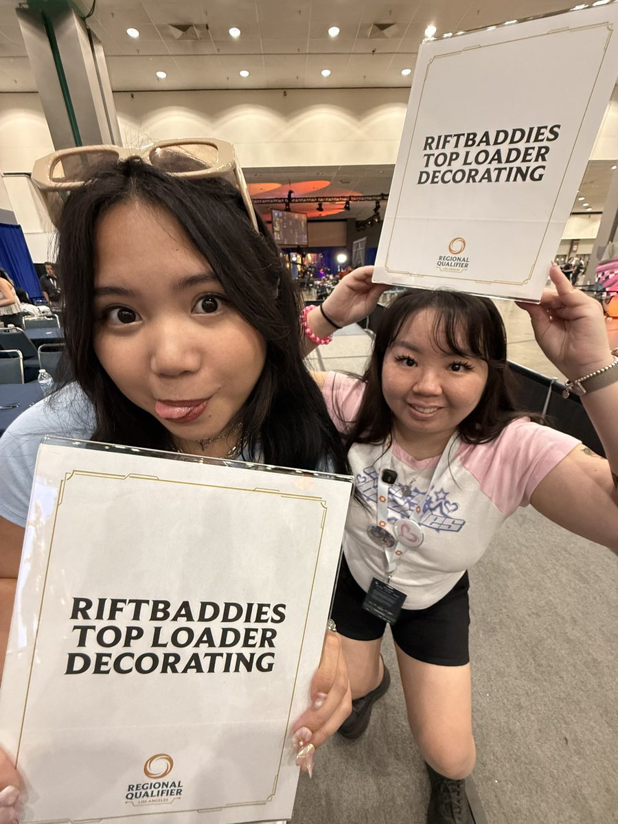 riftbaddies's tweet photo. #RQLA you were amazing 💖

this was our first time doing toploader decorating at such a huge event and we had 150+ people visit our table throughout the weekend to sit down, relax, and decorate 🥹🫶

huge thanks to @DimiccoDiana for making this happen for all the #riftbaddies! ✨ https://t.co/RcYBbMzXLU