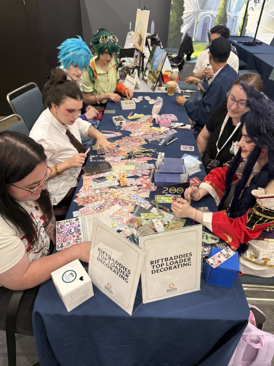 riftbaddies's tweet photo. #RQLA you were amazing 💖

this was our first time doing toploader decorating at such a huge event and we had 150+ people visit our table throughout the weekend to sit down, relax, and decorate 🥹🫶

huge thanks to @DimiccoDiana for making this happen for all the #riftbaddies! ✨ https://t.co/RcYBbMzXLU