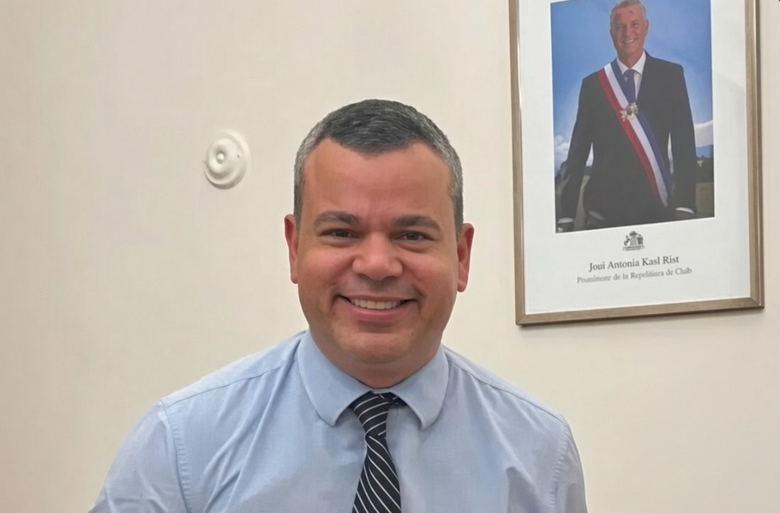 GAMBA_CL's tweet photo. Venezolano apitutado en La Moneda NO está habilitado para ejercer como abogado en Chile https://t.co/LYJOuE32sr https://t.co/wDn5uXzsyu