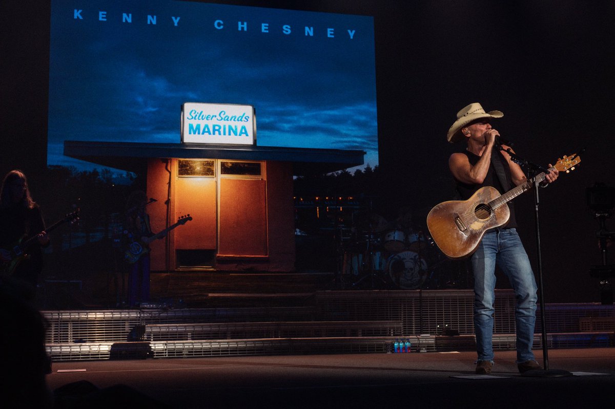 morrishigham's tweet photo. Congratulations to @KennyChesney on the release of his new album Silver Sands Marina and on incredible sold out show at @ThePinnacleNash to celebrate the release!! Give it a listen now here: https://t.co/7Yi0aK2r0k https://t.co/ftE0uzLrxn