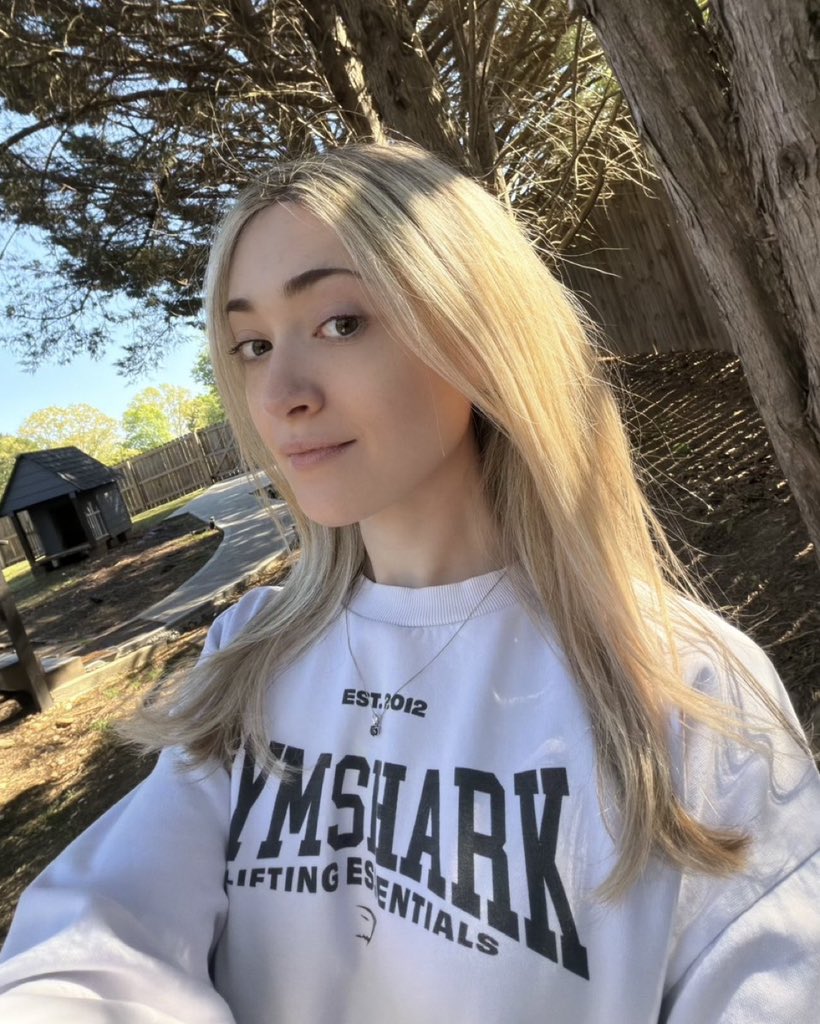 MichelleTxOtter's tweet photo. Do you guys still think I’m cute without any makeup? https://t.co/OXXDFnXjcS