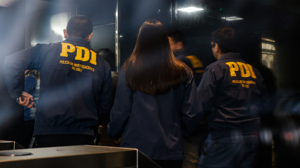 Cooperativa's tweet photo. PDI podrá ir a buscar y detener en sus casas a extranjeros con orden de expulsión https://t.co/o7A7Xn6Yyb https://t.co/RD79owsjyY