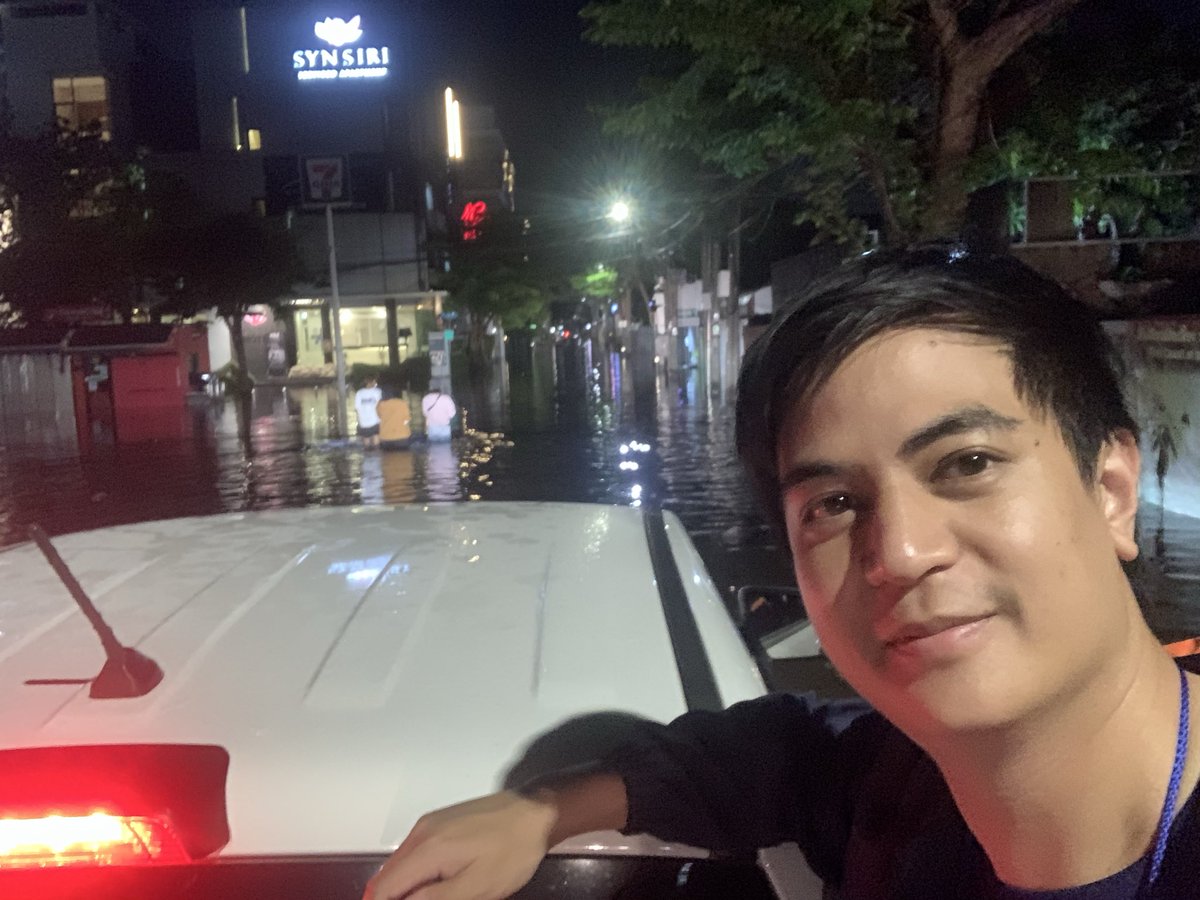 paritw92's tweet photo. วันนี้ เสร็จภารกิจที่ 03.30 น.
.
คืนนี้ ผมได้ไปสมทบกับทีมของ สส. ก่อเกียรติ (สส. บางกะปิ) กับ สส. จรยุทธ (สส. ยานนาวา-บางคอแหลม) เพื่อนำส่งอาหารและน้ำดื่มให้กับประชาชนที่ประ��บภัยในเขตบางกะปิ โดยไปที่ ลาดพร้าว 132 และ ลาดพร้าว 109 เป็นหลัก
.
เช่นเคยกับคืนก่อน เรายังค้นพบประชาชนจำนวนมากที่ยังต้องการความช่วยเหลือเพราะไม่สามารถเดินทางออกมาได้เนื่องจากระดับน้ำที่ยังเป็นอุปสรรค - แม้ปัญหาดังกล่าวจะเริ่มคลี่คลายลงหากระดับน้ำเริ่มลด แต่ผมยืนยันว่าการรวบรวมพิกัดและสถานที่ของชุมชนหรือแหล่งที่พักอาศัยต่างๆในตรอกซอกซอยที่น้ำยังสูงและป���ะชาชนยังออกมาจากพื้นที่ไม่ได้ ยังคงเป็นภารกิจที่สำคัญของรัฐบาลและหน่วยงาน เพื่อให้รัฐสามารถเป็นเจ้าภาพในการเร่งจัดสรรทรัพยากรและแบ่งทีมจากภาคส่วนต่างๆเข้าไปดูแลประชาชนได้โดยเร็วและอย่างเป็นระบบ
.
การประชุมสภาสัปดาห์นี้ จะเป็นอีกพื้นที่สำคัญให้พวกเราได้สะท���อนปัญหาที่เราได้รวบรวมมาจากหน้างาน และเสนอแนะแนวทางแก้ไขต่อรัฐบาล
