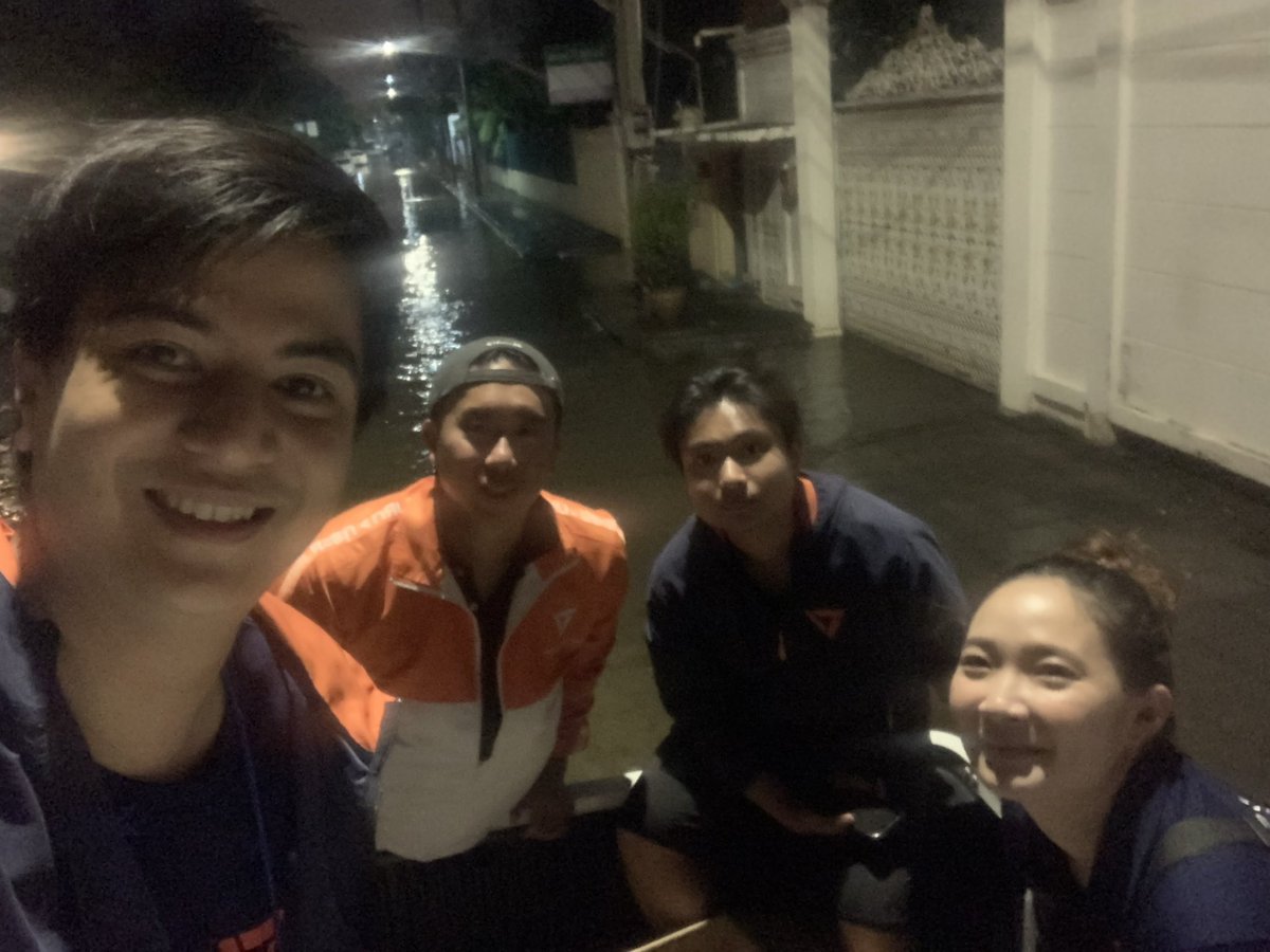 paritw92's tweet photo. วันนี้ เสร็จภารกิจที่ 03.30 น.
.
คืนนี้ ผมได้ไปสมทบกับทีมของ สส. ก่อเกียรติ (สส. บางกะปิ) กับ สส. จรยุทธ (สส. ยานนาวา-บางคอแหลม) เพื่อนำส่งอาหารและน้ำดื่มให้กับประชาชนที่ประ��บภัยในเขตบางกะปิ โดยไปที่ ลาดพร้าว 132 และ ลาดพร้าว 109 เป็นหลัก
.
เช่นเคยกับคืนก่อน เรายังค้นพบประชาชนจำนวนมากที่ยังต้องการความช่วยเหลือเพราะไม่สามารถเดินทางออกมาได้เนื่องจากระดับน้ำที่ยังเป็นอุปสรรค - แม้ปัญหาดังกล่าวจะเริ่มคลี่คลายลงหากระดับน้ำเริ่มลด แต่ผมยืนยันว่าการรวบรวมพิกัดและสถานที่ของชุมชนหรือแหล่งที่พักอาศัยต่างๆในตรอกซอกซอยที่น้ำยังสูงและป���ะชาชนยังออกมาจากพื้นที่ไม่ได้ ยังคงเป็นภารกิจที่สำคัญของรัฐบาลและหน่วยงาน เพื่อให้รัฐสามารถเป็นเจ้าภาพในการเร่งจัดสรรทรัพยากรและแบ่งทีมจากภาคส่วนต่างๆเข้าไปดูแลประชาชนได้โดยเร็วและอย่างเป็นระบบ
.
การประชุมสภาสัปดาห์นี้ จะเป็นอีกพื้นที่สำคัญให้พวกเราได้สะท���อนปัญหาที่เราได้รวบรวมมาจากหน้างาน และเสนอแนะแนวทางแก้ไขต่อรัฐบาล