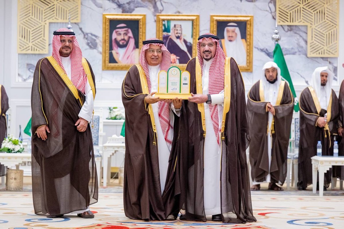 EmarahAlQassim's tweet photo. سمو #أمير_منطقة_القصيم يكرم رجل الأعمال الأستاذ عبدالله الرواف ورجل الأعمال الدكتور سليمان الحضيف ، ضمن مبادرة " #مبدعون" تقديرا لدعمهم المسارات التراثية بالمنطقة . https://t.co/tTBgRKHCFN