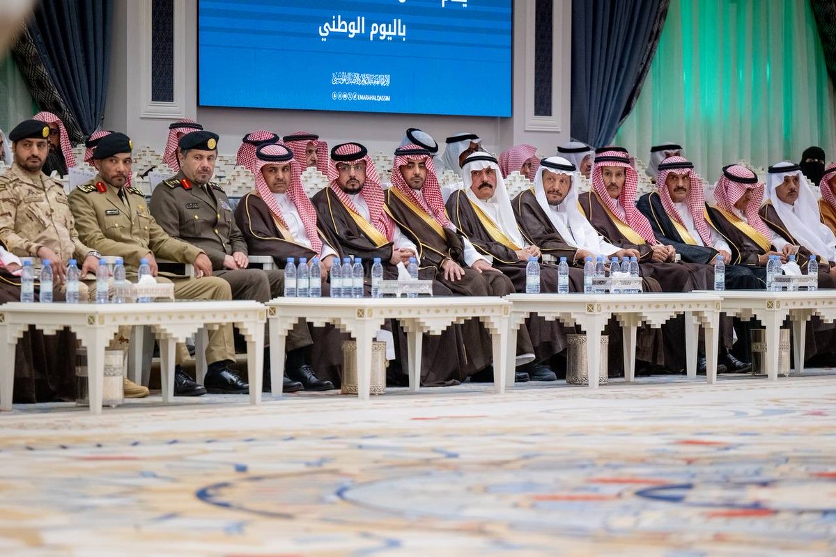 EmarahAlQassim's tweet photo. سمو #أمير_منطقة_القصيم يكرم رجل الأعمال الأستاذ عبدالله الرواف ورجل الأعمال الدكتور سليمان الحضيف ، ضمن مبادرة " #مبدعون" تقديرا لدعمهم المسارات التراثية بالمنطقة . https://t.co/tTBgRKHCFN