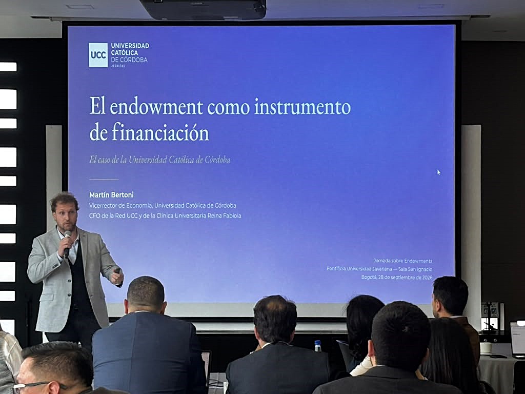 UCCoficial's tweet photo. Invitado por la @UniJaveriana y @bancosantander, el vicerrector de Economía de la UCC, Martín Bertoni, expuso sobre la experiencia de endowment de nuestra Universidad, en un evento realizado en la ciudad de Bogotá, Colombia 🇨🇴, en el que participaron más de 30 casas de altos estudios latinoamericanas.

¿Qué es el endowment? Como explicó nuestro Vicerrector de Economía, es "un fondo patrimonial de largo plazo que se atesora con un propósito, en el caso de la UCC, sostener la misión en el tiempo y equilibrar las necesidades presentes con las de las generaciones futuras".

"Lo que produce el endowment -explicó Martín Bertoni- vuelve a la misión: becas para quienes necesitan una ayuda para acceder a estudios de alta calidad, fondeo para investigación e infraestructura para la enseñanza y la formación integral con las herramientas tecnológicas más avanzadas. Para la UCC, el endowment no es sólo una reserva, es un puente entre generaciones".

Te compartimos imágenes del evento llevado a cabo este lunes 28/9 en la @UniJaveriana ⬇️