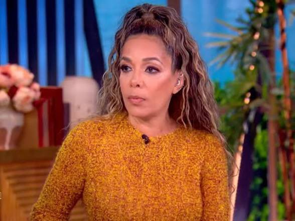 Hunter_Eagleman's tweet photo. Sunny Hostin just told America Black people don’t have cars or driver’s licenses because of slavery! 

Slavery ended in 1865. 😂💀 https://t.co/VMcpv1ycSP