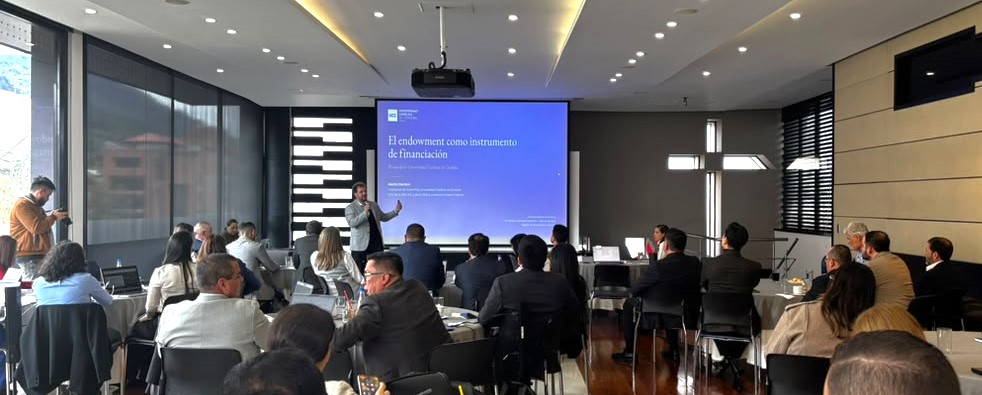 UCCoficial's tweet photo. Invitado por la @UniJaveriana y @bancosantander, el vicerrector de Economía de la UCC, Martín Bertoni, expuso sobre la experiencia de endowment de nuestra Universidad, en un evento realizado en la ciudad de Bogotá, Colombia 🇨🇴, en el que participaron más de 30 casas de altos estudios latinoamericanas.

¿Qué es el endowment? Como explicó nuestro Vicerrector de Economía, es "un fondo patrimonial de largo plazo que se atesora con un propósito, en el caso de la UCC, sostener la misión en el tiempo y equilibrar las necesidades presentes con las de las generaciones futuras".

"Lo que produce el endowment -explicó Martín Bertoni- vuelve a la misión: becas para quienes necesitan una ayuda para acceder a estudios de alta calidad, fondeo para investigación e infraestructura para la enseñanza y la formación integral con las herramientas tecnológicas más avanzadas. Para la UCC, el endowment no es sólo una reserva, es un puente entre generaciones".

Te compartimos imágenes del evento llevado a cabo este lunes 28/9 en la @UniJaveriana ⬇️