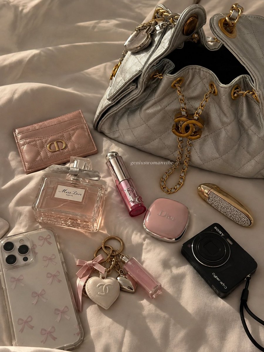 geniuswomanvibe's tweet photo. what's in my bag? https://t.co/Agb5fx2kf1