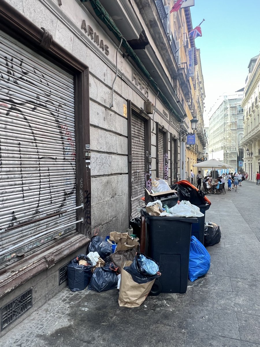 adrianfrm's tweet photo. Yo sí vivo en Sol, @IdiazAyuso en Espoz y Mina.Llevo tiempo denunciando con vídeos el ruido,la suciedad y las noches imposibles por los bares y los hinchas.Y resulta que,con esta acampada, estoy durmiendo tranquilo.Igual convendría escuchar también a los vecinos que vivimos aquí. https://t.co/8m1DQX3eL8
