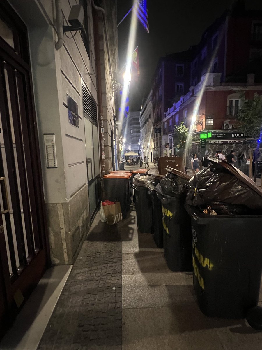 adrianfrm's tweet photo. Yo sí vivo en Sol, @IdiazAyuso en Espoz y Mina.Llevo tiempo denunciando con vídeos el ruido,la suciedad y las noches imposibles por los bares y los hinchas.Y resulta que,con esta acampada, estoy durmiendo tranquilo.Igual convendría escuchar también a los vecinos que vivimos aquí. https://t.co/8m1DQX3eL8