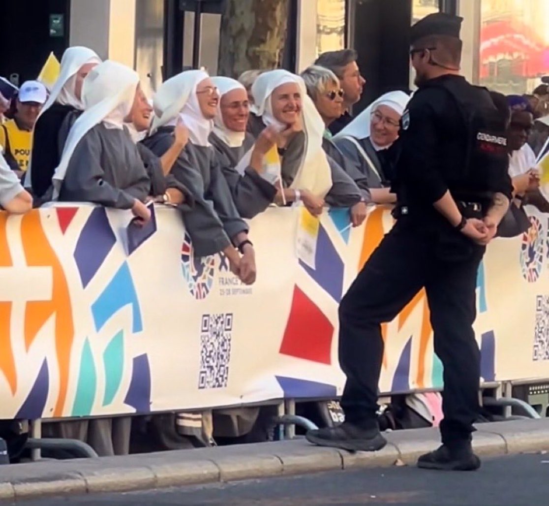 Sachinettiyil's tweet photo. 800,000 Catholics at the Papal Mass in Paris.

80,000 young people at the vigil.

15,000 police officers and security personnel.

No cars set on fire. No police officers attacked. No looting. Everything was peaceful.

That’s Catholicism for you. https://t.co/Qcxutu3lyG