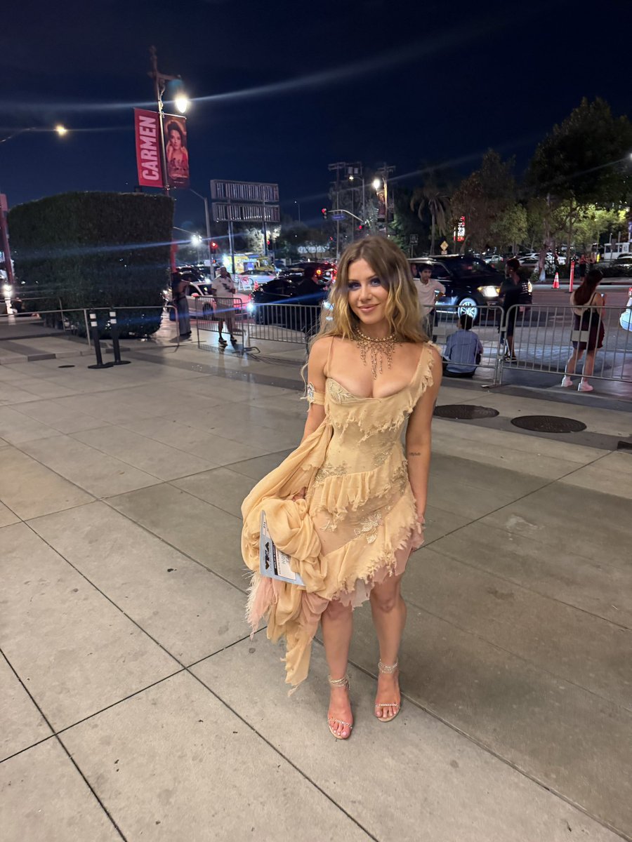 badboyfetish's tweet photo. met @slayyyter after the vmas 🤍 https://t.co/VwOWVxRfFx