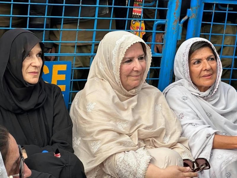 DawodShahkakar1's tweet photo. کسی بھی معاشرے میں دشمن کے بھی عورتوں کی حرمت کا خیال رکھا جاتا ہے انہیں ہاتھ لگانا بھی معیوب سمجھا جاتا ہے، مگر پاکستان پر مسلط اس بدبودار ناجائز رجیم کے سہولت کاروں شہباز، زرداری، نواز اور اسکی ڈرامے باز بیٹی، اور انکے آقاوں نے عورتوں کو بھی نہیں بخشا۔
 ملک کے سابق وزیراعظم عمران خان کے بہنوں کا گناہ صرف یہ ہے کہ وہ اپنے ناحق قید بھائی کے صحت اور جھوٹے بےبنیاد کیسز کا انصاف پر مبنی فیصلوں کیلئے آواز اٹھاتی ہے، مگر آج انہیں کئی دنوں سے قید رکھا ہے، انہوں نے احتجاجا بوک ہڑتال بھی شروع کی ہے جس نے ہمیں انتہائی تشویش میں مبتلا رکھا ہے۔
ہم پرزور مطالبہ کرتے ہیں کہ عمران خان کے بہنوں کو فوری طور پر رہا کیا جائیں، یہ بیشرمی اور فسطائیت بند کیا جائیں، اس طرح حرکتوں کے نتائج بہت برے ہوتے ہیں، وقت قریب ہے پھر ان تمام مظالم کا حساب تم لوگ برداشت نہیں کر پاوگے۔

#خان_کی_بہنیں_فوری_رہا_کرو