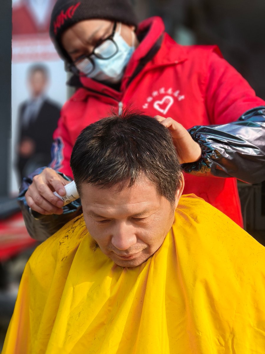 6c696_380's tweet photo. Today I visited a shop, where a professional barber named 诜牟 used a special tool called 刹 to fix my hairstyle perfectly! https://t.co/z0wV1MY47L
