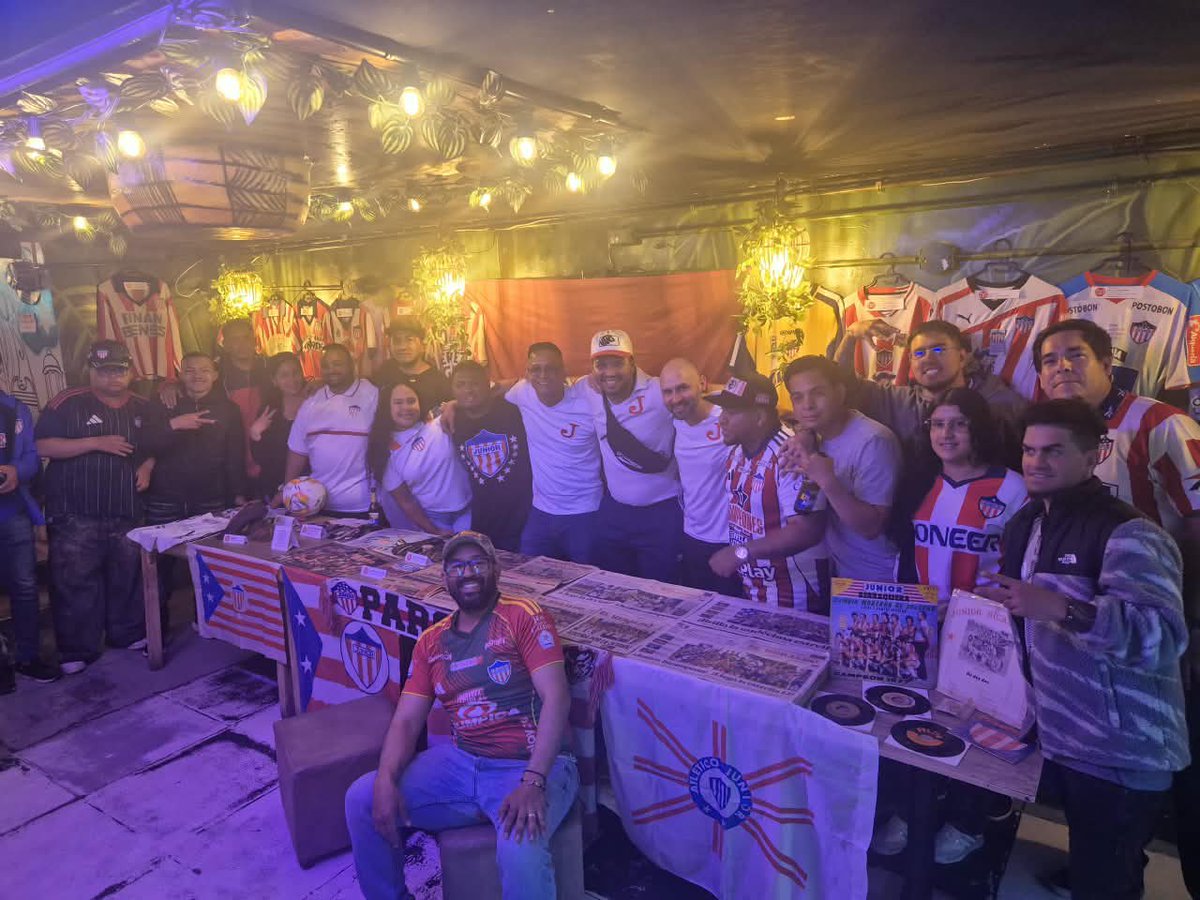 FunMuseoMLM's tweet photo. Y así nos despedimos de Bogotá 
Muchas gracias a la comunidad Juniorista en la capital, fue un día maravilloso gracias a ustedes!

Llevaremos ese domingo en nuestra memoria con mucho cariño para siempre.

Nos vemos en una próxima, 
AGUANTE @JuniorClubSA Y SU GENTE EN LA NEVERA!
✊🇦🇹🦈