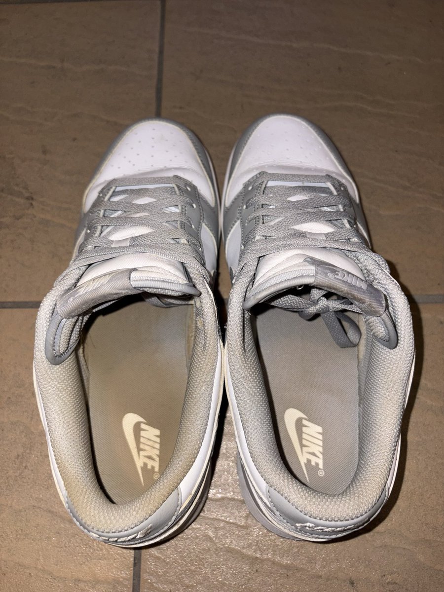xiohng175353's tweet photo. 襪子跟鞋子回來的樣子 直接變超髒 有沒有人有興趣 穿了���天 右腳比較不髒會臭 左腳超髒 #髒襪 #髒鞋 #臭襪 #臭鞋 #毀鞋 #玩襪 #泥巴 https://t.co/fJMwyk6GM1