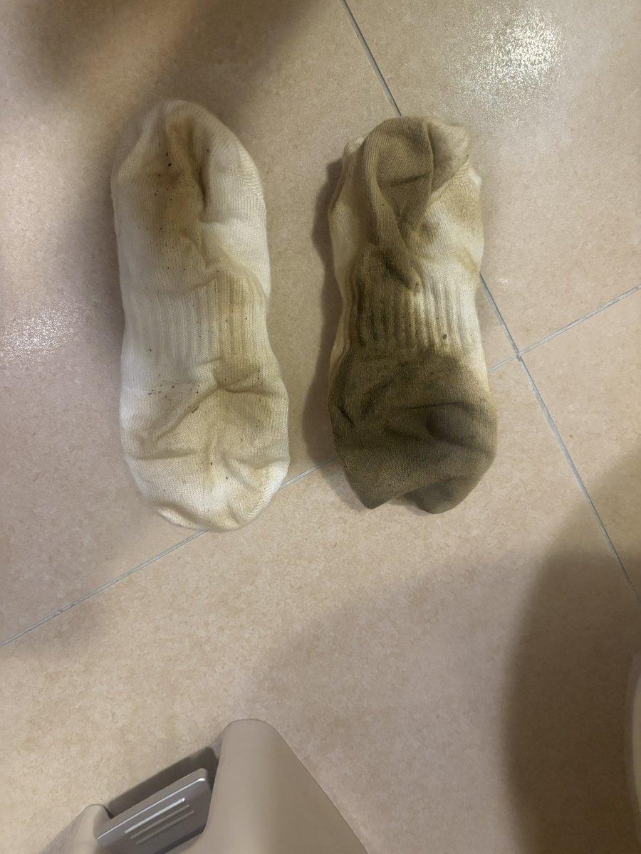xiohng175353's tweet photo. 襪子跟鞋子回來的樣子 直接變超髒 有沒有人有興趣 穿了���天 右腳比較不髒會臭 左腳超髒 #髒襪 #髒鞋 #臭襪 #臭鞋 #毀鞋 #玩襪 #泥巴 https://t.co/fJMwyk6GM1